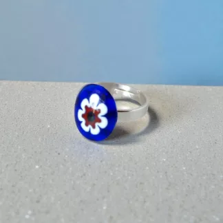 Bague Murano fleur étoilée créée à partir d'un ancien bouton en verre
