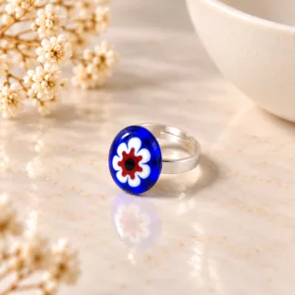 Bague Fleur étoilée de Murano en verre bleu cobalt sur décor crème
