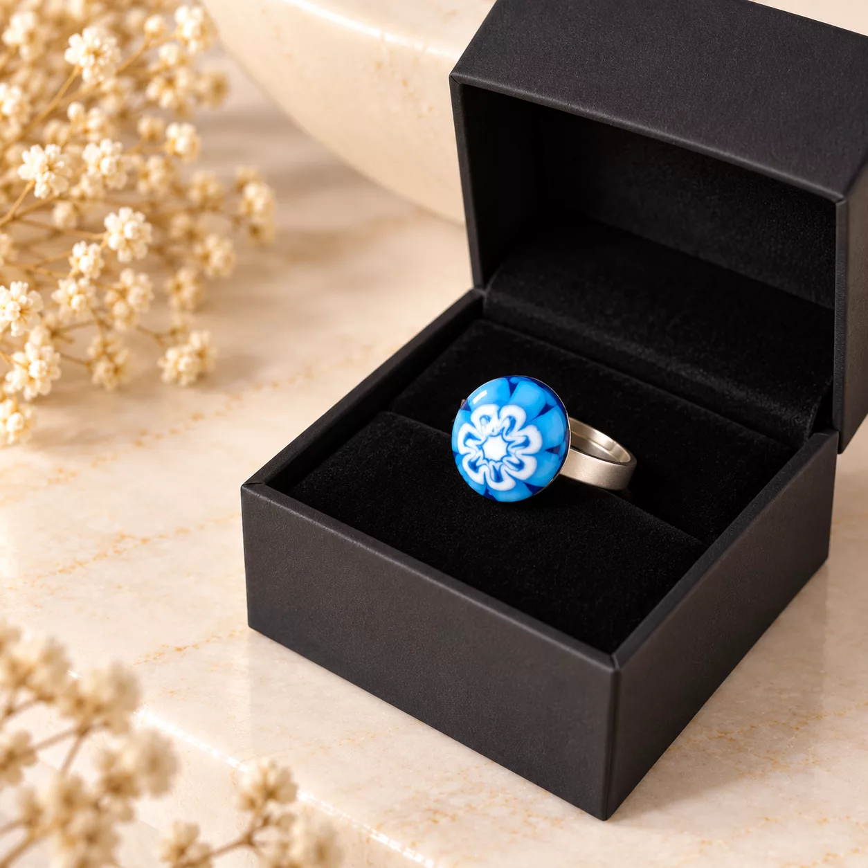 Bague en verre de Murano bleu azur présentée dans une boîte cadeau noire
