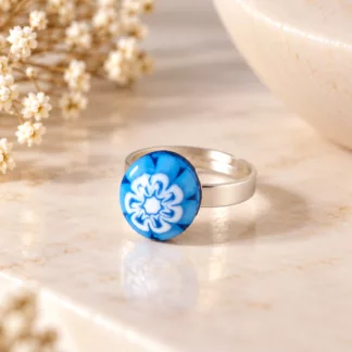 Bague Fleur de Murano Bleu Azur sur fond crème, ancien bouton ovale bleu et blanc