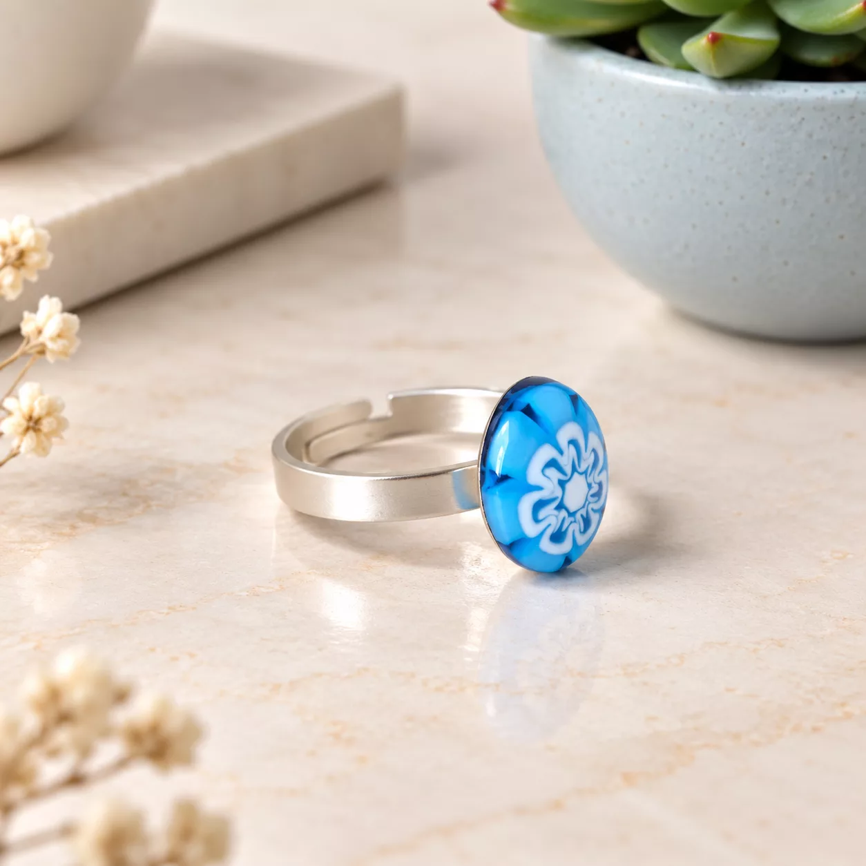 Vue de profil de la bague en verre de Murano montrant le bouton ovale bombé et l'anneau ajustable
