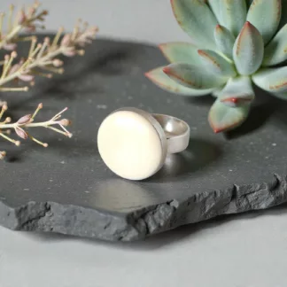Bague ivoire argentée créée à partir d'un ancien bouton en métal de couleur ivoire