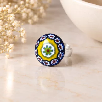 Bague Jardin de Murano en verre fleuri bleu et jaune sur fond crème