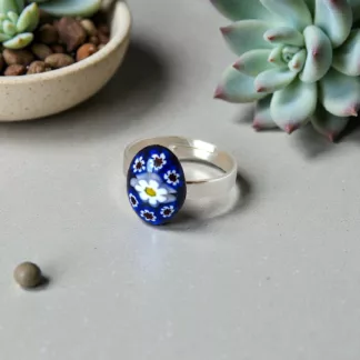 Bague Murano marguerite en ancien bouton en verre bleu à fleurs