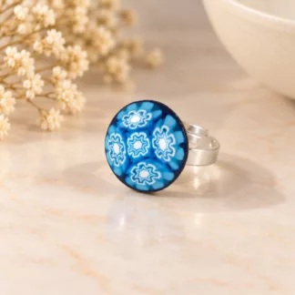Bague Mosaïque de Murano en verre bleu et blanc sur fond crème avec anneau argenté