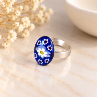 Bague en verre de Murano bleu cobalt avec marguerite blanche et petites fleurs