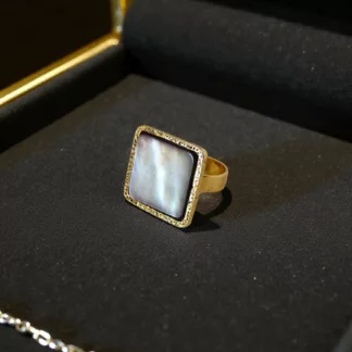 bague carrée en nacre créée à partir d'un ancien bouton