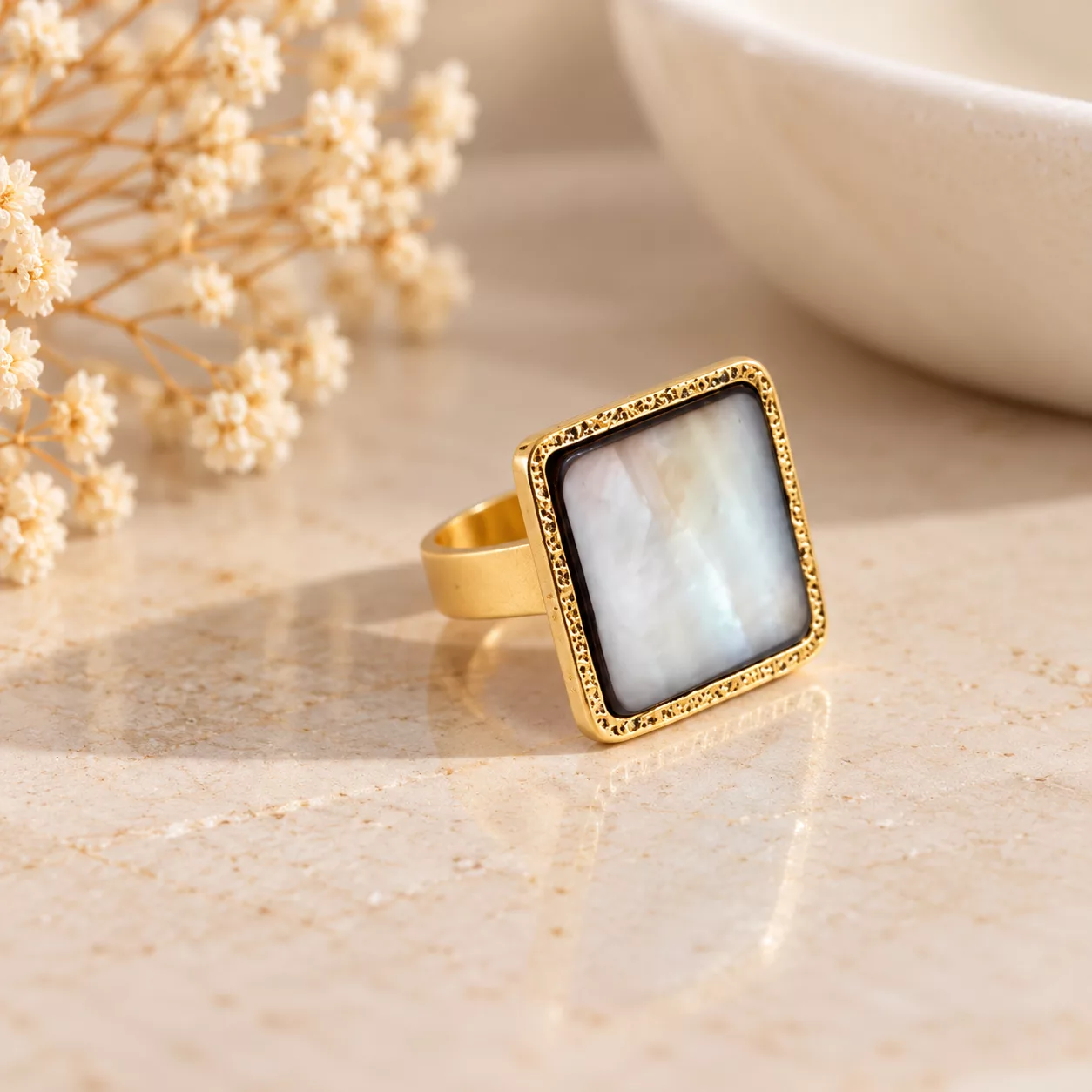 Vue de profil de la bague Nacre carrée avec son plateau géométrique et son anneau doré