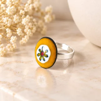 Bague ovale jaune Murano Soleil de Murano, avec motif floral sur fond blanc et anneau argenté