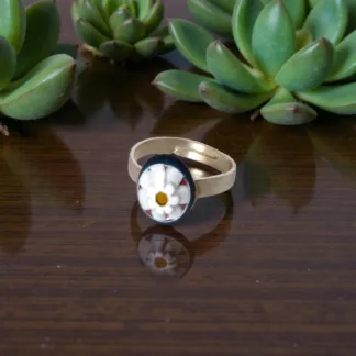 Bague Murano marguerite Pâquerette créée à partir d'un ancien bouton en verre