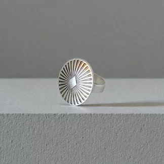 Bague argentée graphique Rayon d'argent créée à partir d'un ancien bouton