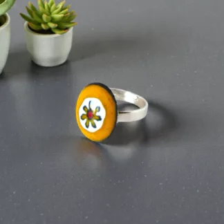 Bague Murano jaune Soleil créée à partir d'un ancien bouton en verre
