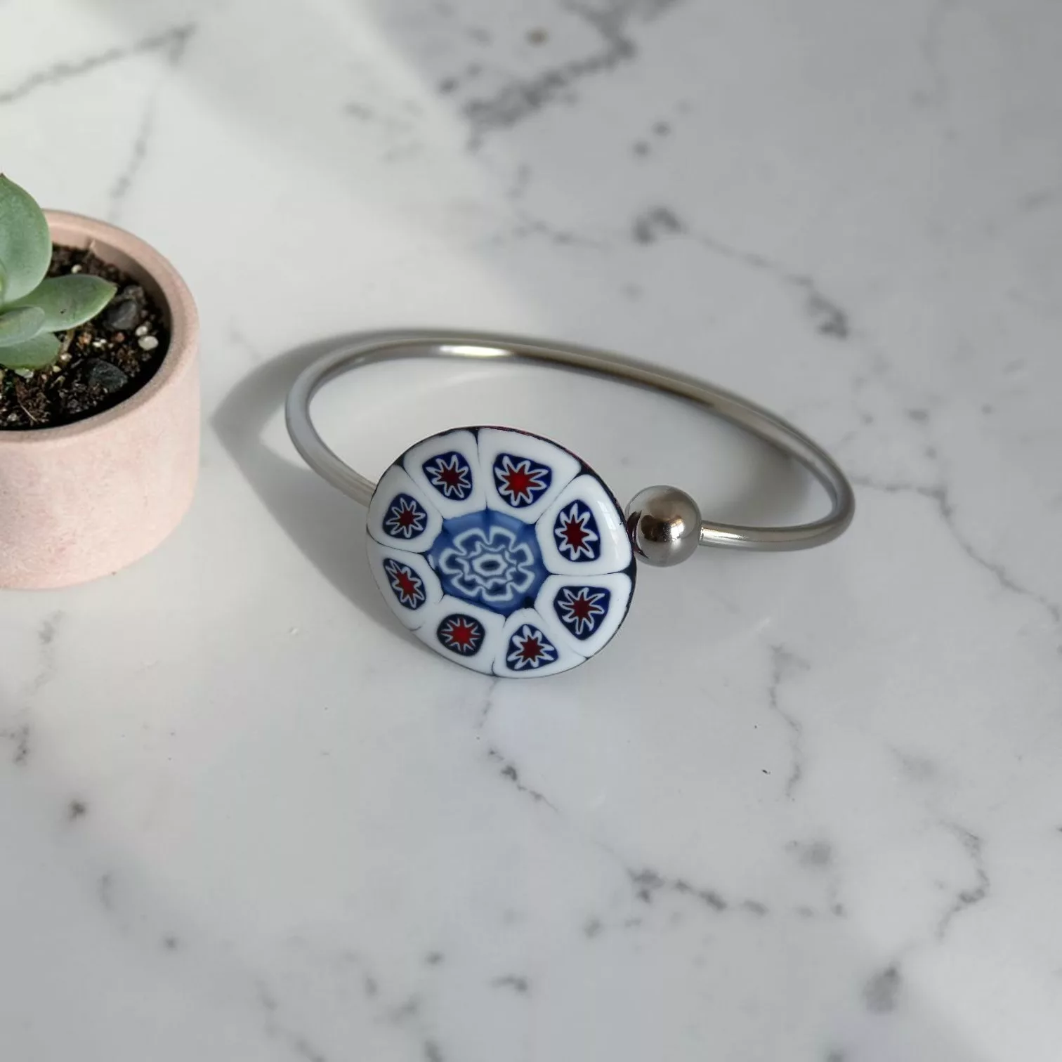 Bracelet Murano multicolore Mosaïque créé à partir d'un ancien bouton vue de profil