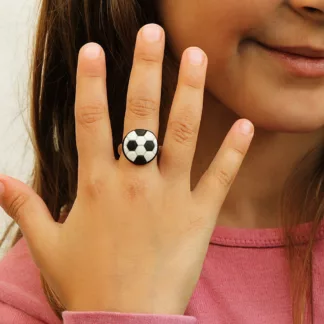 Bague enfant réglable avec ballon de football noir et blanc portée au doigt.