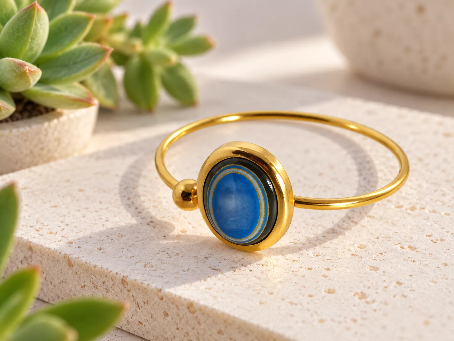 Bracelet bleu et doré Olympia créé à partir d'un ancien bouton vue de profil