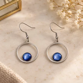 Boucles d'oreilles nacre bleue Lune Bleue en anciens boutons