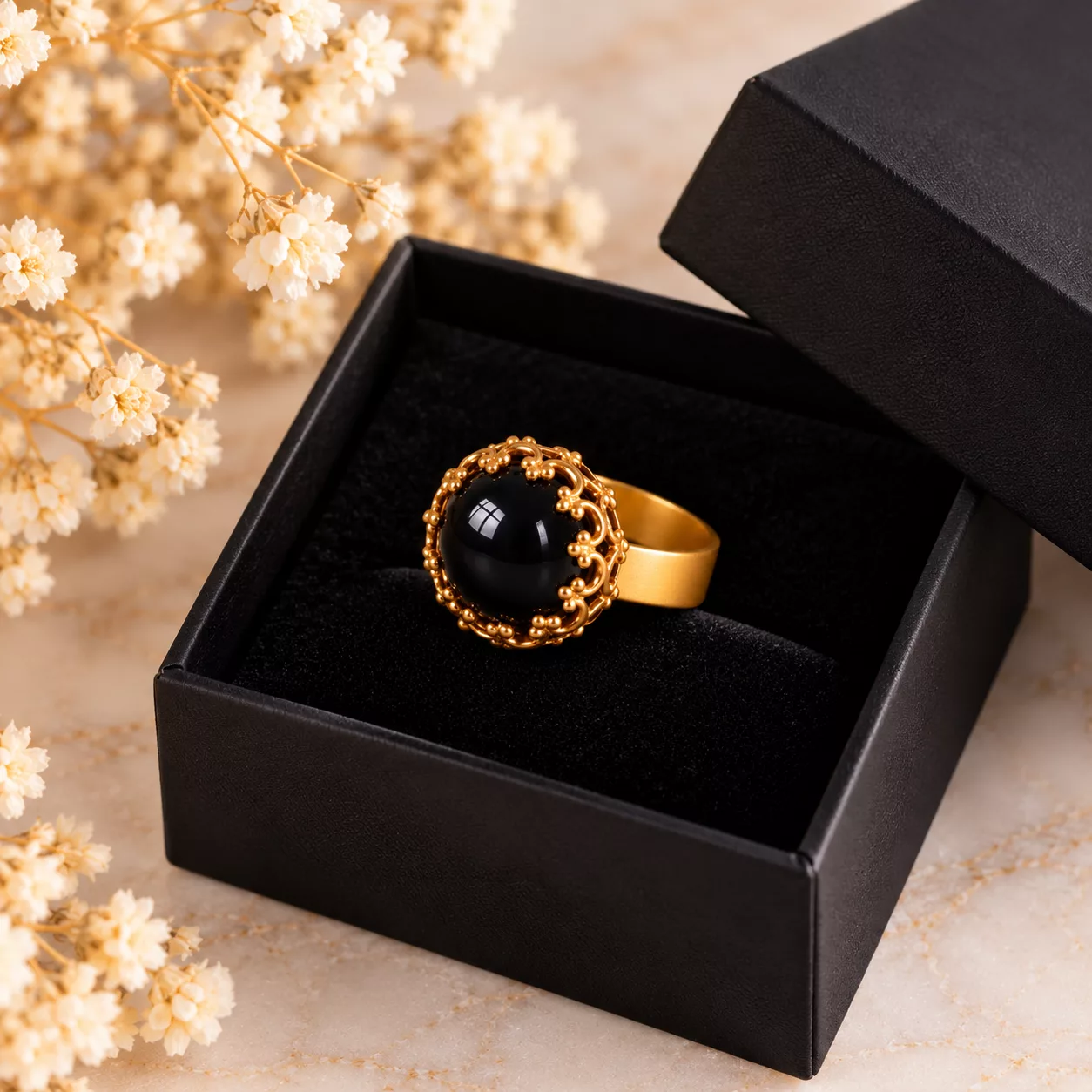 Bague Arabesque au style baroque présentée dans une boîte cadeau noire