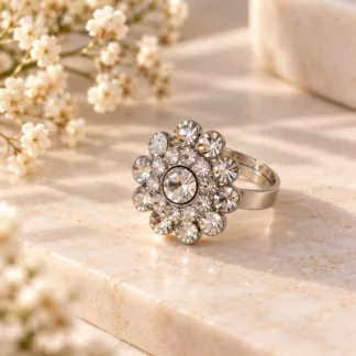 Bague Constellation argentée ornée d'un ancien bouton à strass de différentes tailles