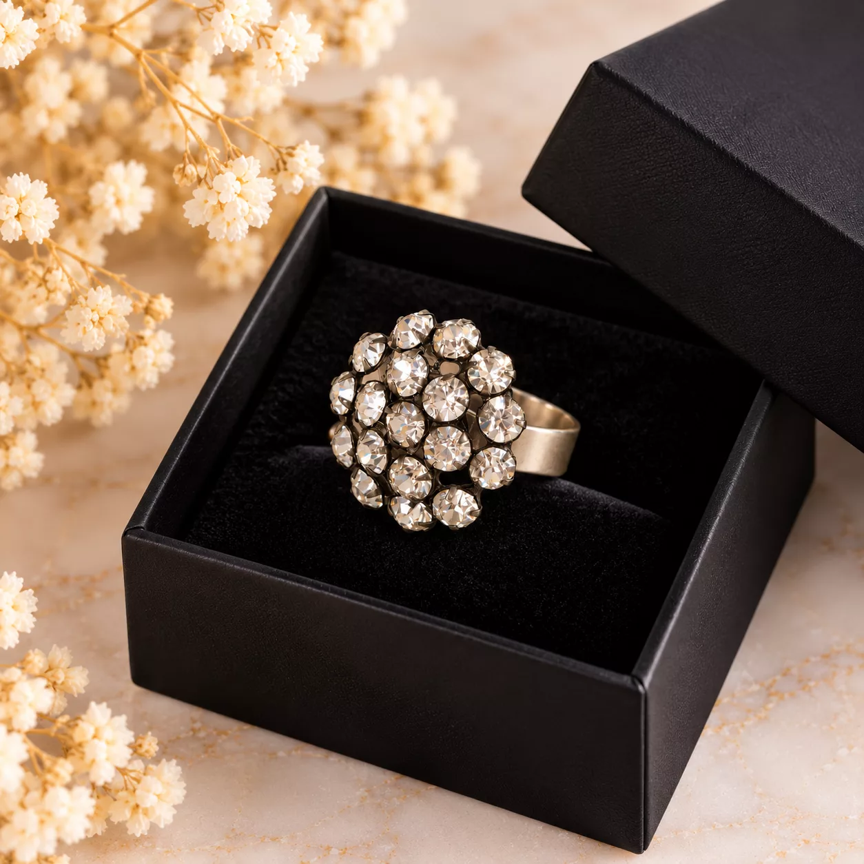 Bague Astrée aux strass scintillants présentée dans une boîte cadeau noire