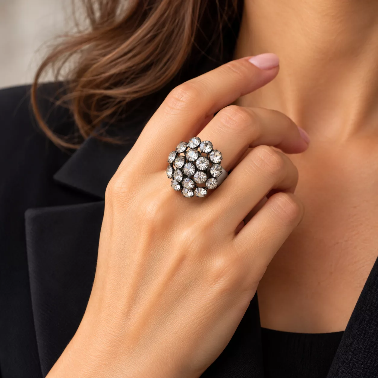 Bague Astrée portée sur la main, avec son généreux motif de strass brillants