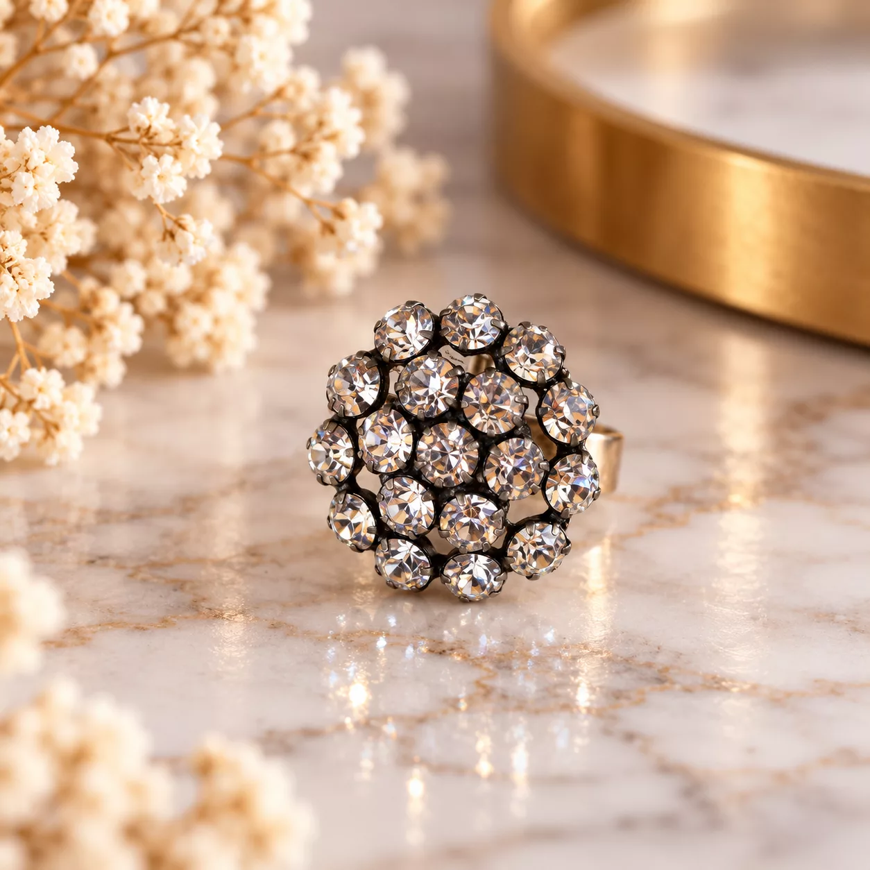 Vue de face de la bague Astrée montrant ses nombreux strass transparents disposés en cercle