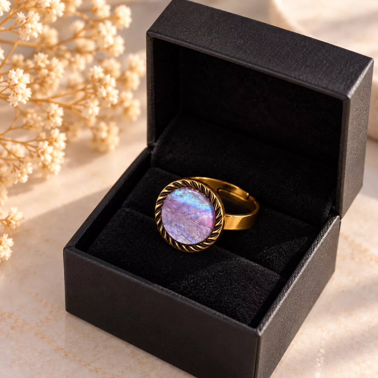 Bague Aurore Boréale présentée dans une boîte cadeau noire