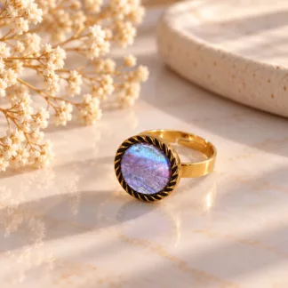 Bague Aurore Boréale avec ancien bouton nacré irisé bleu violet et bordure dorée torsadée