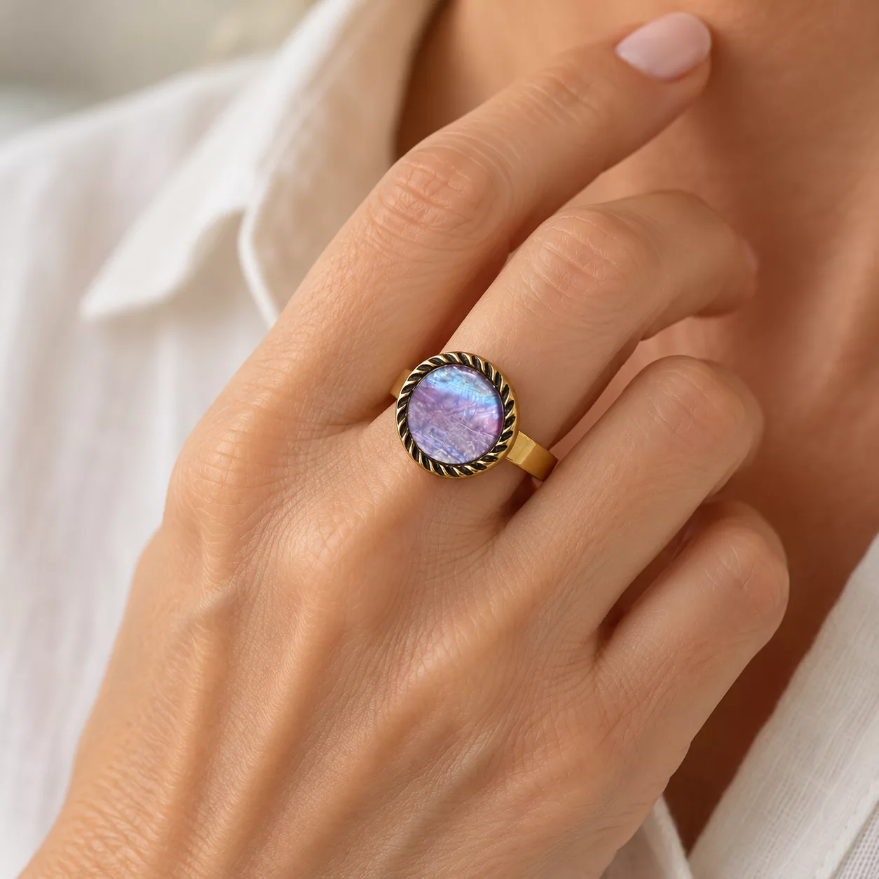 Bague nacrée irisée Aurore Boréale portée au doigt