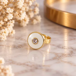Bague blanche à strass Albane avec motif rond brillant, contour doré et strass central