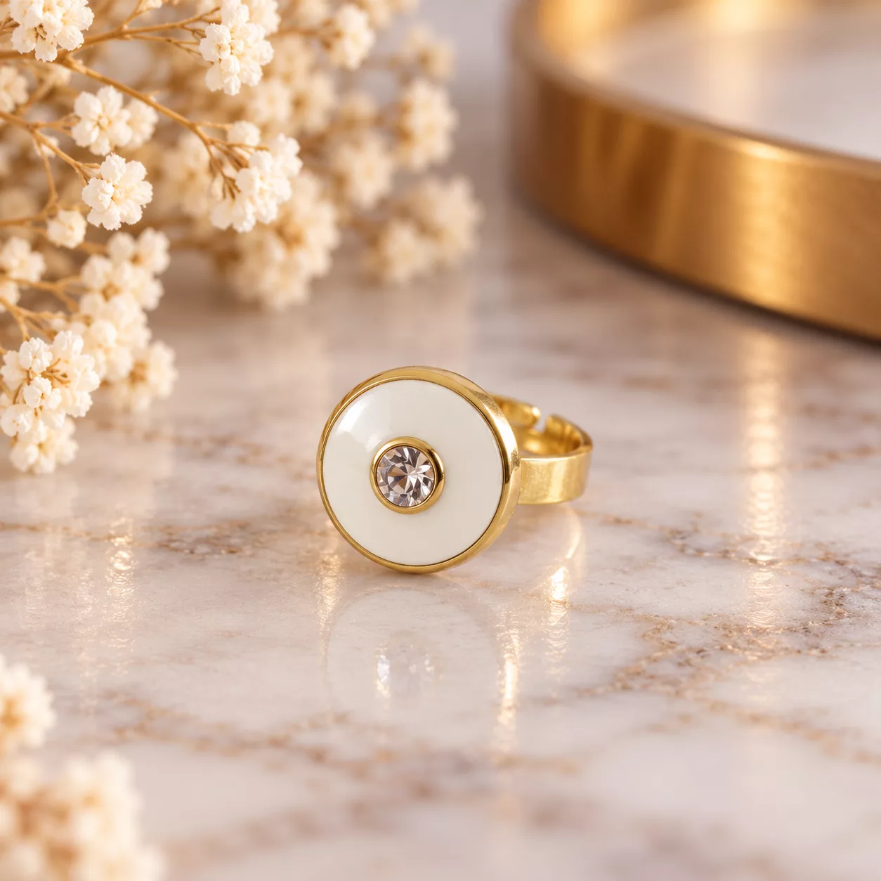 Bague blanche à strass Albane avec motif rond brillant, contour doré et strass central