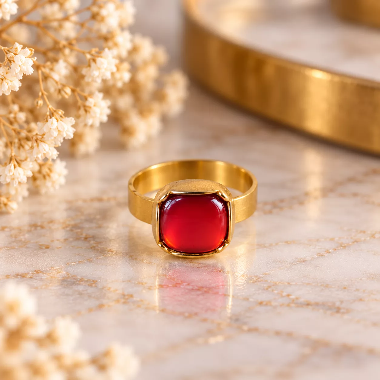 Vue de face de la bague Carmen avec son ancien bouton vintage rouge aux angles arrondis