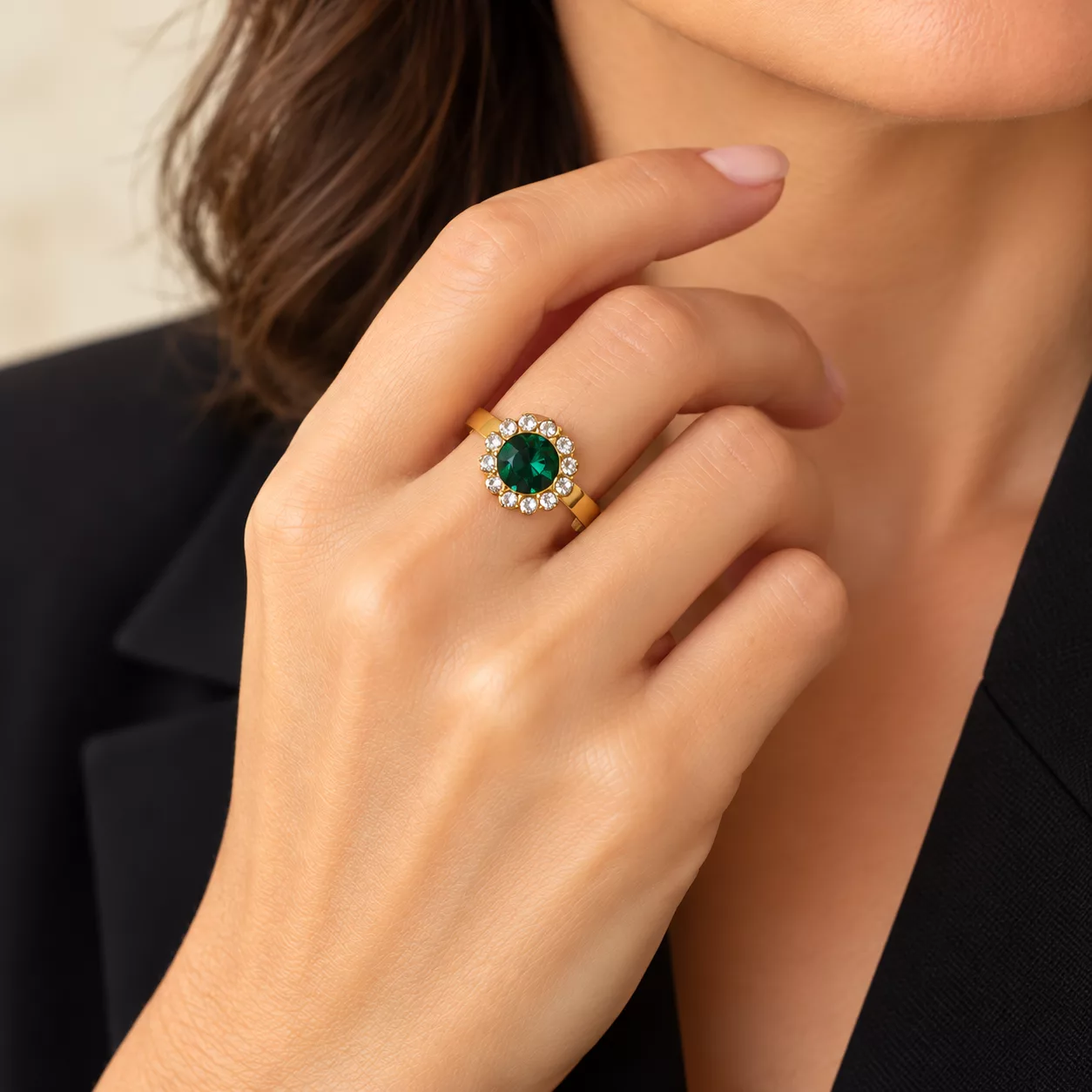 Bague Émeraude portée sur la main, strass vert profond et couronne scintillante