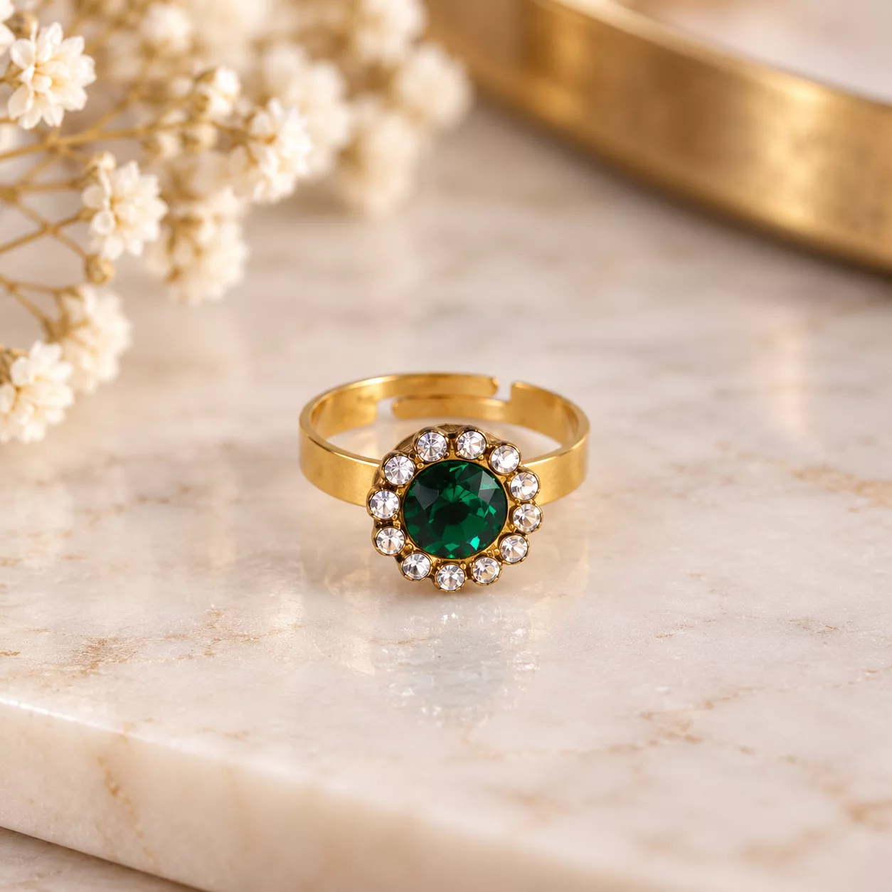 Vue de face de la bague Émeraude et de son ancien bouton à strass vert