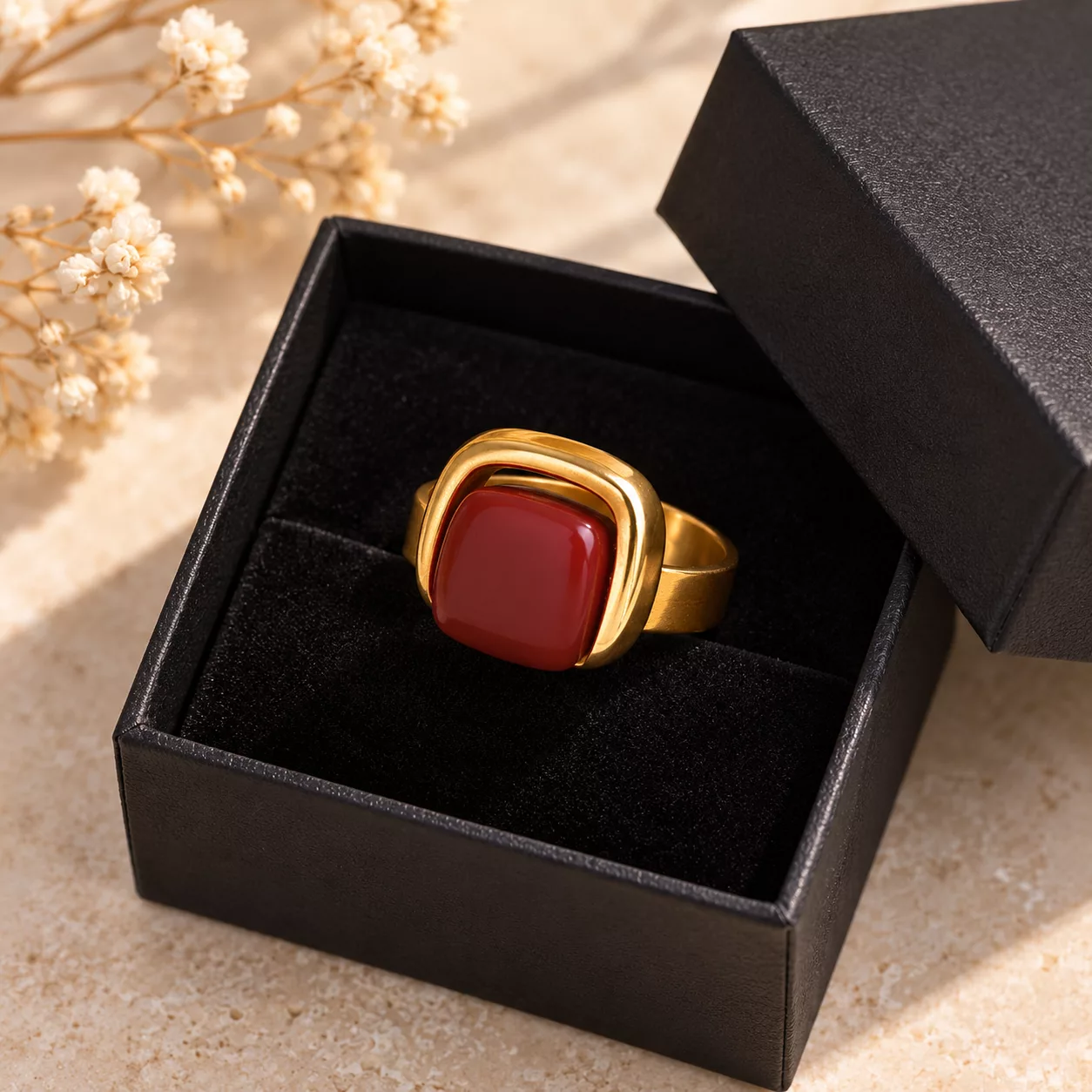 Bague Gina marron présentée dans une boîte cadeau noire