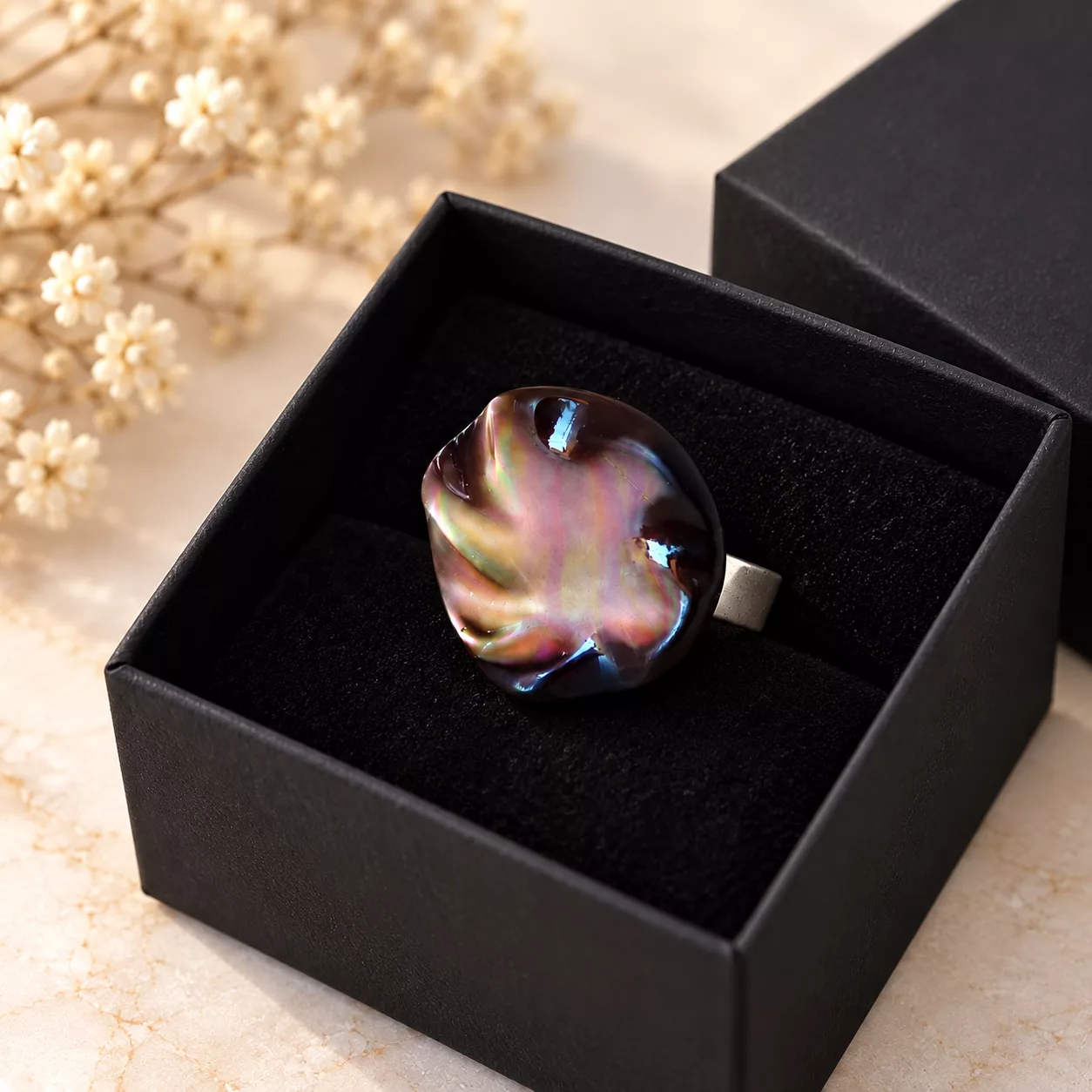 Bague Nacre Boréale présentée dans une boîte cadeau noire