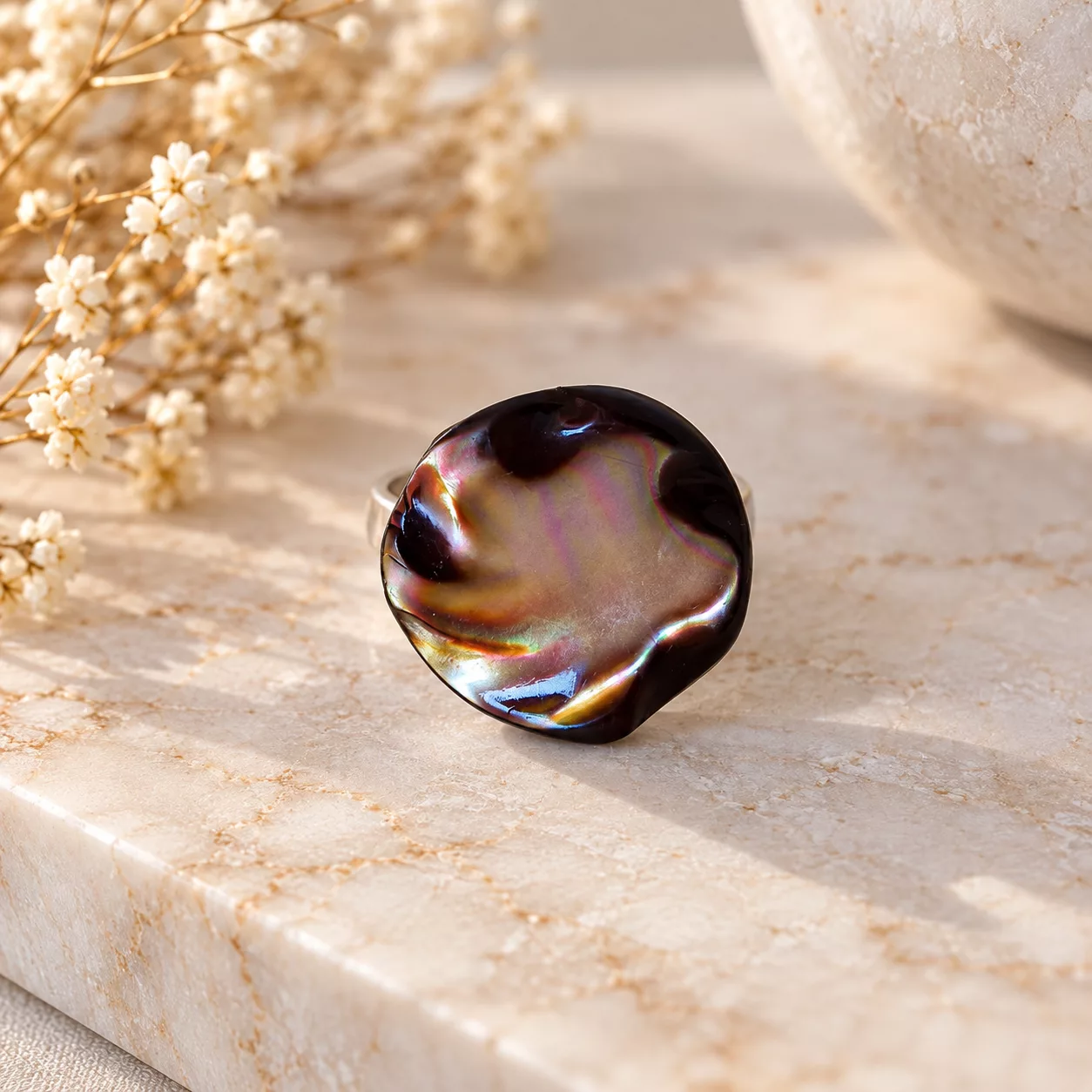 Vue de face du bouton en nacre ondulée de la bague Nacre Boréale