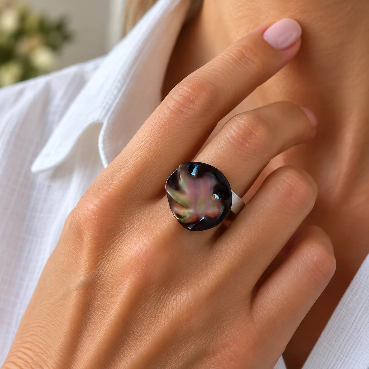 Bague Nacre Boréale portée à la main, aux reflets irisés