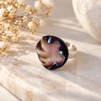 Bague en nacre irisée Nacre Boréale avec anneau argenté
