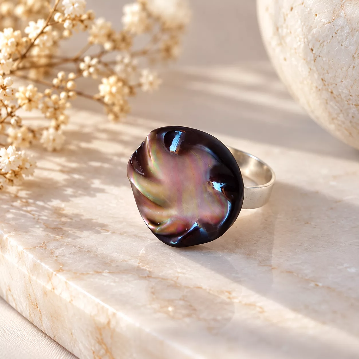 Bague en nacre irisée Nacre Boréale avec anneau argenté
