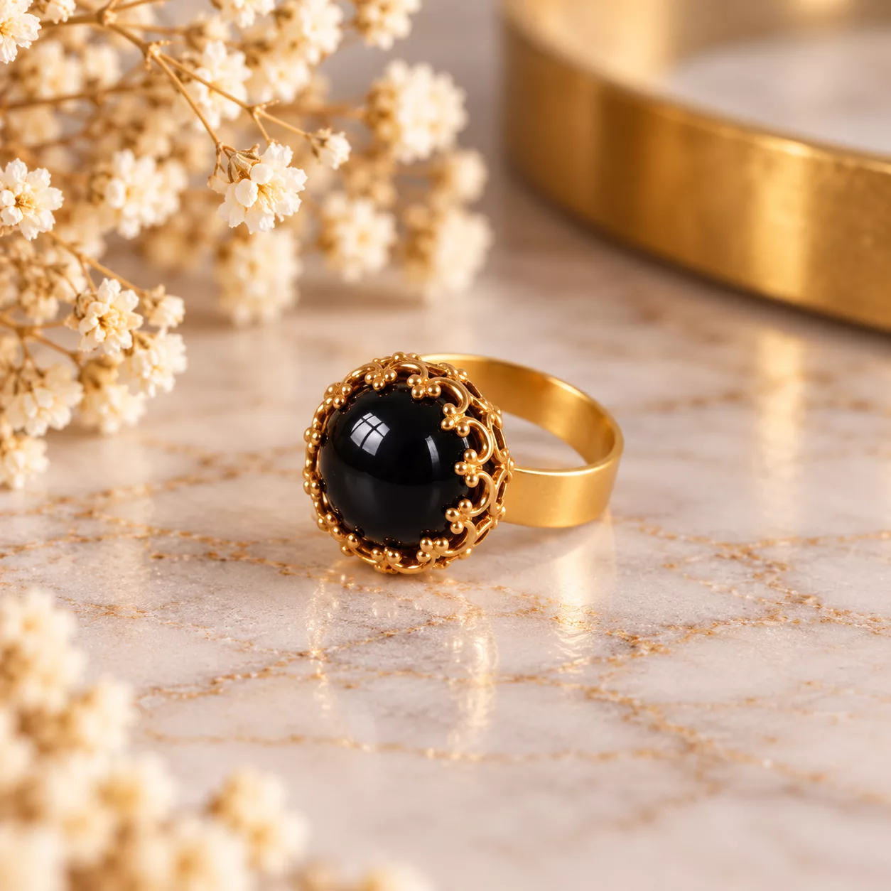 Bague noire et dorée vintage Arabesque avec cabochon brillant et volutes dorées