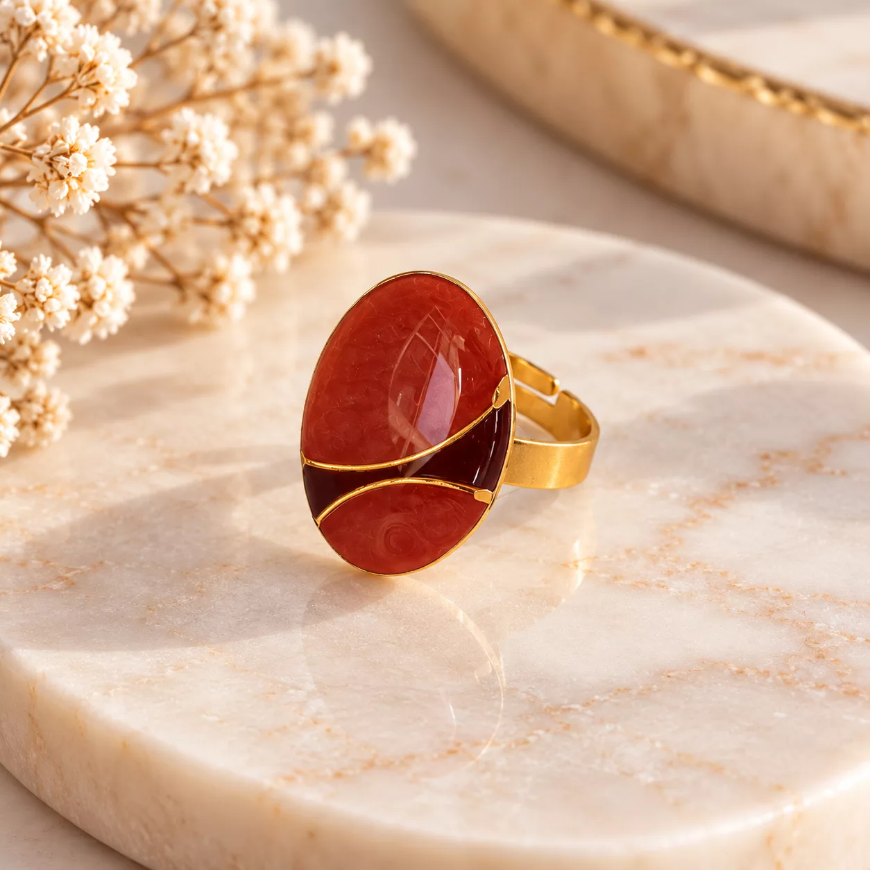 Bague ovale marron Sienne avec ancien bouton aux nuances orangées et courbes dorées