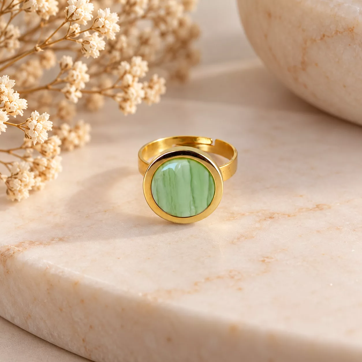 Vue de face de la bague Pistache montrant ses marbrures vert anis et son contour doré