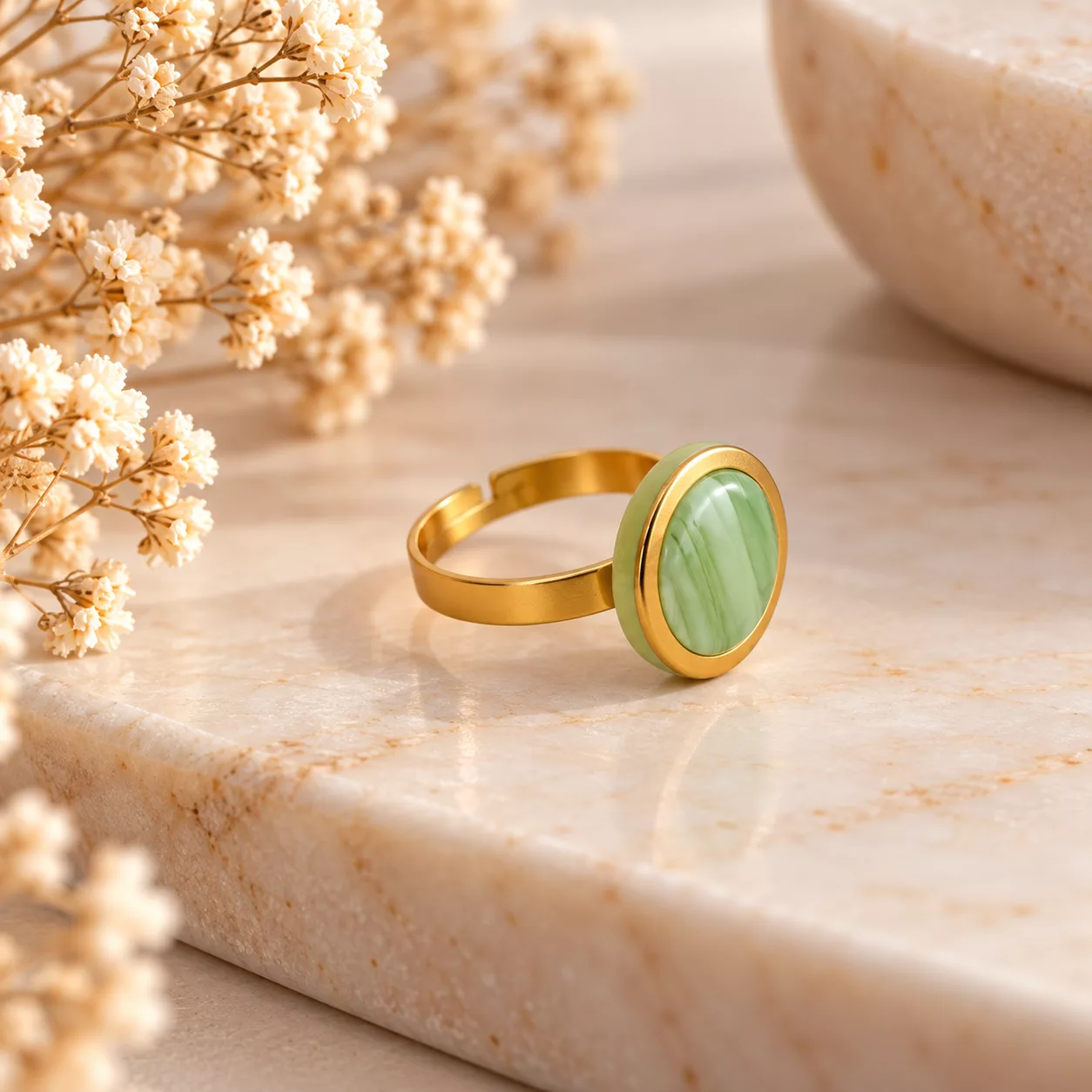 Vue de profil de la bague Pistache montrant l'épaisseur du bouton et son anneau doré