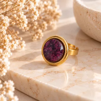 Bague prune et dorée Prunelle créée à partir d'un ancien bouton marbré