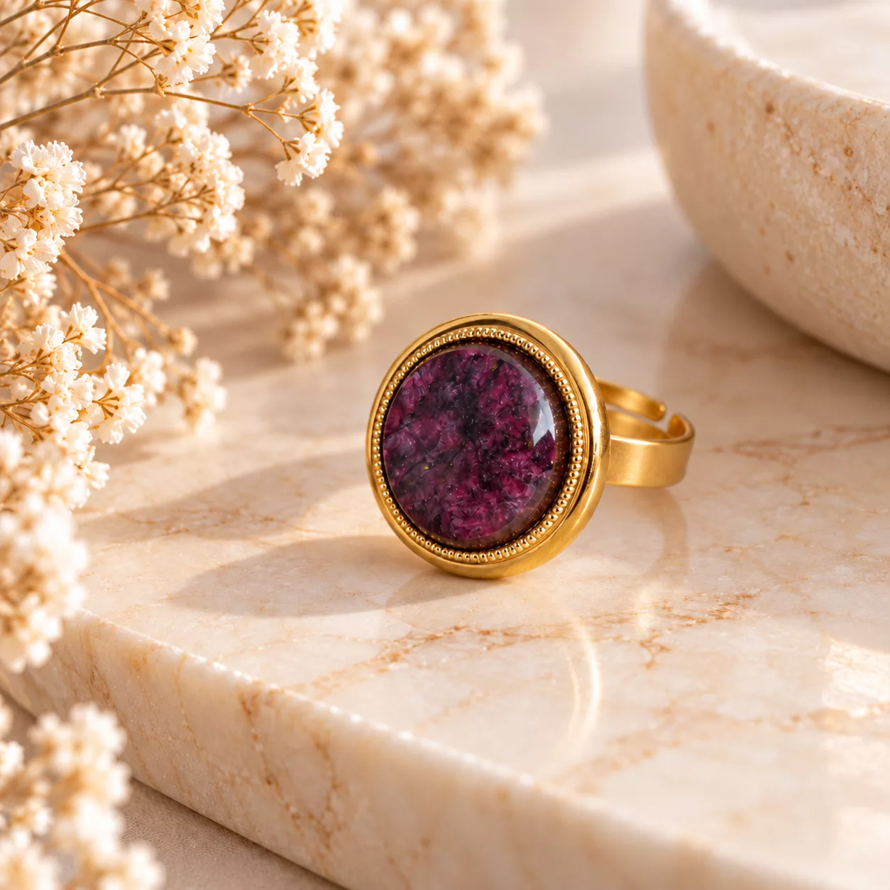 Bague prune et dorée Prunelle créée à partir d'un ancien bouton marbré