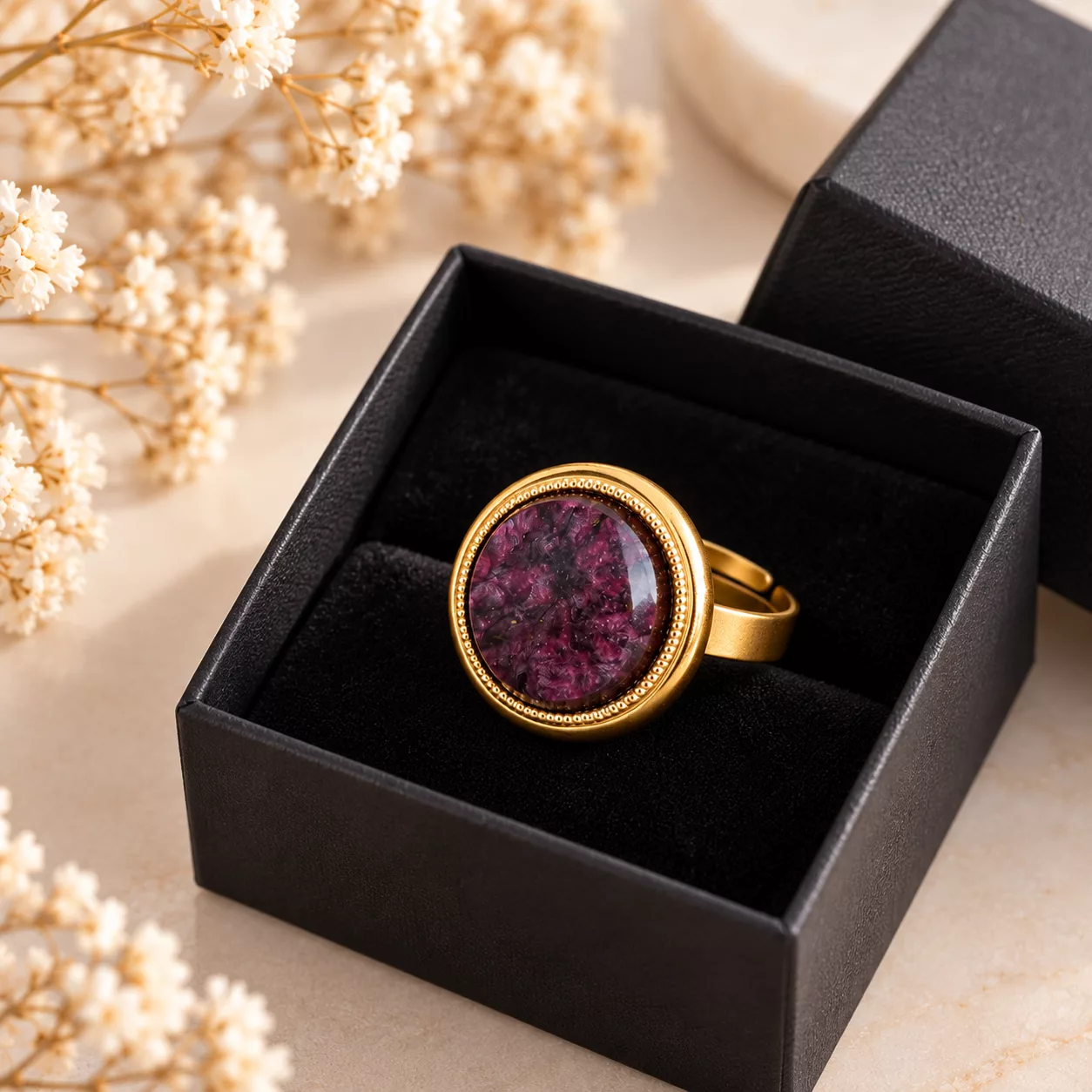 Bague Prunelle présentée dans une boîte cadeau noire