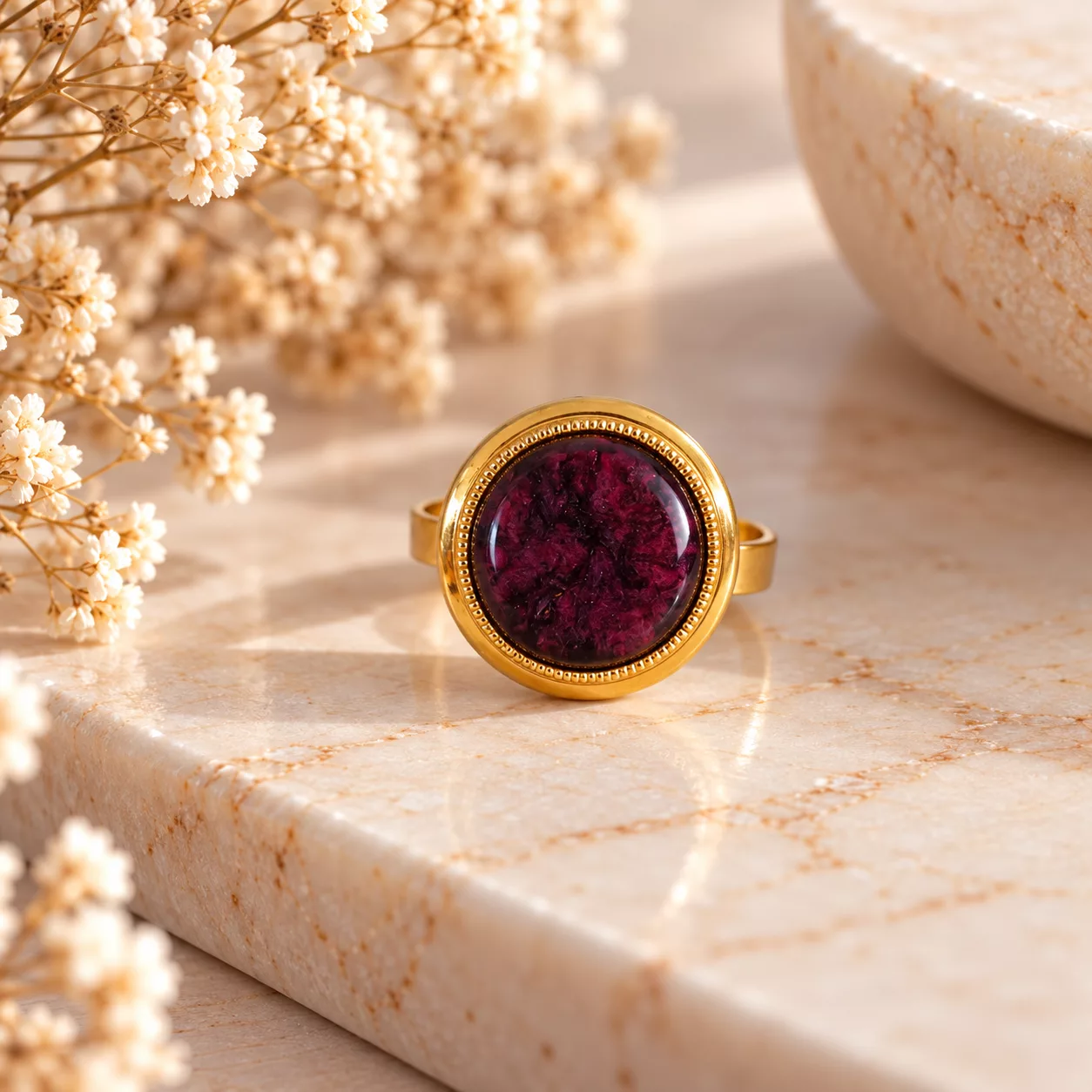 Vue de face de la bague Prunelle montrant son effet marbré prune et son contour doré