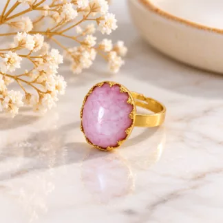 Bague rose ovale Rosaline avec pierre marbrée et sertissage doré