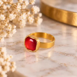 Bague rouge carrée Carmen réalisée à partir d'un ancien bouton vintage au contour doré