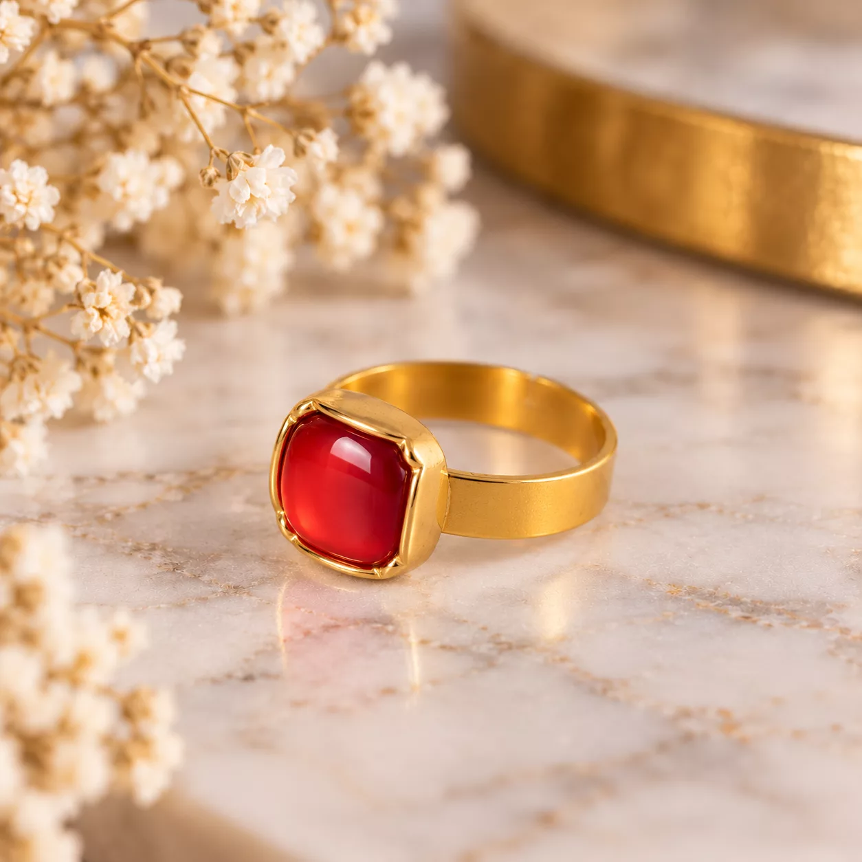 Bague rouge carrée Carmen réalisée à partir d'un ancien bouton vintage au contour doré